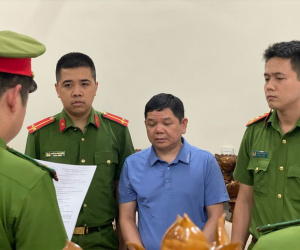 Bắt Trưởng khoa Bệnh viện nhận hối lộ từ Việt Á