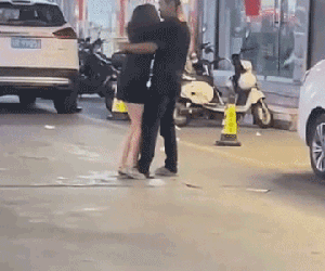 Nhõng nhẽo, 'ăn vạ' người yêu giữa chốn đông người, cô gái trẻ nhận cái kết ê chề sau đó
