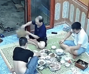 Mồi ngon dọn sẵn chuẩn bị cho bữa nhậu 'tới bến', nhưng 3 người đàn ông 'nghẹn ngào' nhìn nhau không thốt nên lời vì sự cố bất ngờ này
