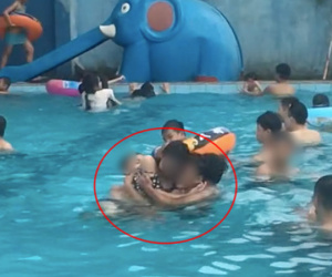 Xôn xao clip trốn người yêu đi bơi, gái xinh ngụp lặn với 3 chàng trai giữa bể với nhiều cử chỉ 'va chạm'