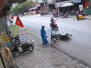 Video: Người chồng ân cần ra giúp vợ khi 'nóc nhà' gặp sự cố, ai ngờ chiếc xe dở chứng khiến cả hai nhận cái kết bẽ bàng