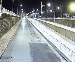 Clip: Đạp nhầm chân ga, ô tô lao qua cầu vượt rồi đâm vào tường như phim hành động