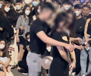 Nam thanh nữ tú vô tư chơi trò nhạy cảm giữa phố đông người netizen ngán ngẩm: 'Hay ho chỗ nào?'