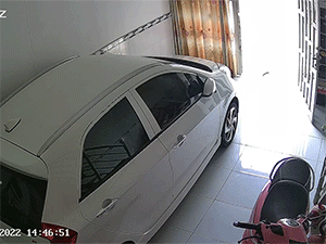 Hai cô gái vội vã quên cả xuống xe rồi phi vào trong nhà, lý do sau đó khiến gia chủ 'cười ra nước mắt'