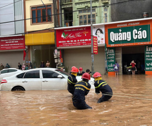 Nước lũ dâng cao ngang người, xe cộ 'bơi' trong nước ở phố núi Sơn La