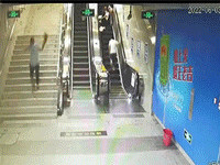Video: Cắn răng chịu đau để giúp đỡ người gặp nguy hiểm ở thang cuốn, chị lao công được dân mạng hết lời ca ngợi