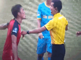 Cựu cầu thủ V.League đấm trọng tài ở giải Hạng nhì Quốc gia
