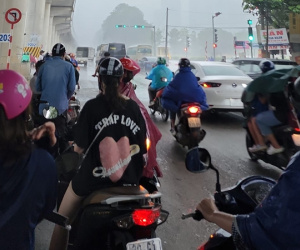 Chiều Hà Nội mưa như trút nước, người đi đường không dám lái xe vì gió to