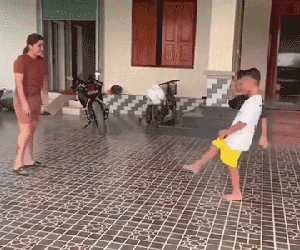 'Đã mắt' theo dõi màn tâng bóng điêu luyện của 2 mẹ con trong sân nhà