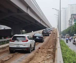 Ruộng cày giữa Hà Nội, truy tìm thủ phạm đổ bùn đất ngập đường