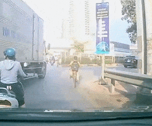 Bé trai suýt mất mạng vì vượt đúng điểm mù xe tải