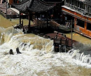 Mưa xối xả ở Trung Quốc, 25 người chết, Phượng Hoàng cổ trấn chìm trong lũ