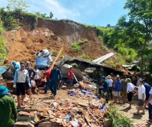 Sạt lở đất gây sập nhà dân, 3 người bị mắc kẹt