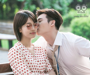 Những nụ hôn má bùng nổ chemistry của màn ảnh Hàn: Đặc biệt nhất là Song Joong Ki và chàng trai này