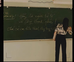 Rưng rưng với bài học đặc biệt của cô giáo chủ nhiệm dành cho học sinh trong tiết học cuối cùng
