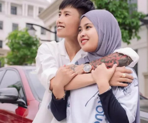 Đạt Villa bịn rịn chia tay bạn gái ngoại quốc