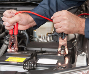 Cách khởi động xe khi bình ắc quy hết điện