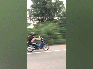'Sốc' với cảnh người đàn ông 'đánh võng' trên xe máy bằng chân