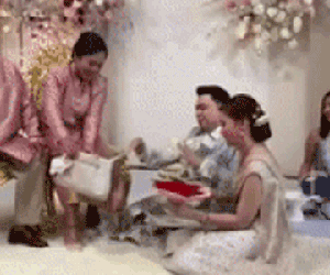 Chú rể há hốc miệng, rút lia lịa cuộn tiền làm của hồi môn trong đám cưới từ túi mẹ ruột