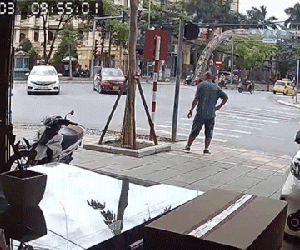 Vội vàng vài giây khi tham gia giao thông, 'nữ ninja' gặp họa nhớ đời