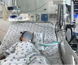 Bé gái 2 tuổi bị dây ba lô siết cổ ở nhà trẻ
