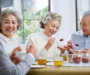 Người trung niên và người cao tuổi nên ăn 3 loại rau quả mùa hè ít béo, nhiều canxi và nhiều đạm, nếu lỡ không ăn thì phải đợi cả năm trời