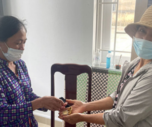 Quét rác ở chợ nhặt được túi vàng 9999, cô lao công có hàng động đáng quý
