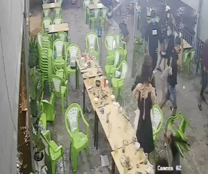 Clip: Hai cô gái ôm nhau run rẩy ở quán ốc khi nhóm côn đồ xộc vào truy sát, ném bom xăng