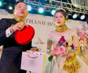 Cô dâu chú rể đeo vàng trĩu cổ trong ngày cưới, tay còn nắm cả bó khiến dân tình ùa vào 'xin vía'
