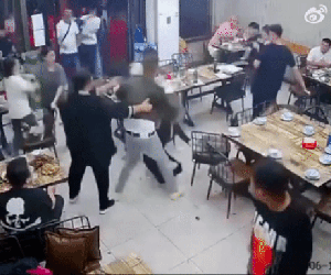 Quấy rối bị phản kháng, nhóm đàn ông đánh đập 3 cô gái dã man