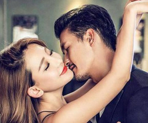 Nữ trưởng phòng chết lặng phát hiện bí mật của chồng trẻ nhờ gói quà hàng hiệu đi nhầm địa chỉ