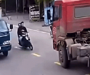 Clip: Vượt ẩu rồi ngã kẹp giữa 2 xe lớn, 2 thanh niên may mắn thoát nạn thần kì