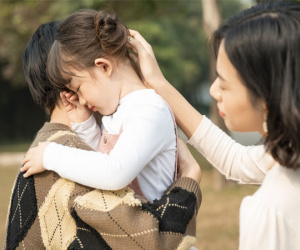 Vợ cũ giành quyền nuôi con, rồi đột ngột 'trả' con để đi lấy chồng
