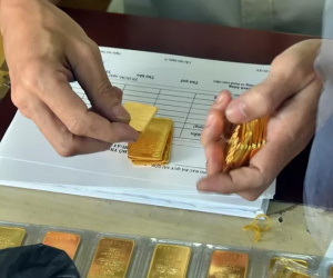 Đua nhau bán, giá vàng SJC bất ngờ 'bốc hơi' cả triệu đồng/lượng