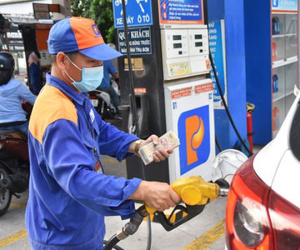 Giá xăng tăng lần thứ 6 liên tiếp, xô đổ mọi kỷ lục