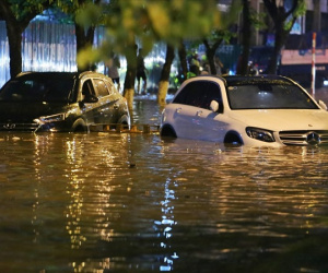 Hà Nội mưa lớn gây ngập nặng, 22h đêm người dân vẫn bì bõm tìm đường về nhà