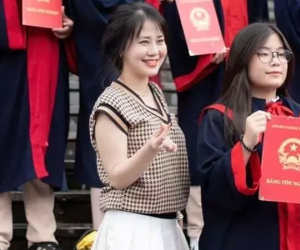 'In 4' chị mẹ xinh đẹp nổi khắp MXH khi chụp kỷ yếu bên con gái