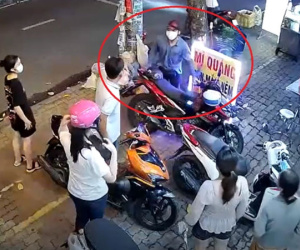 Nam thanh niên ngang nhiên bẻ khóa xe máy, 5 người dân ngơ ngác đứng nhìn