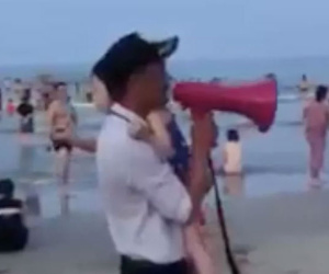 Cảm động cảnh bảo vệ bãi biển Đà Nẵng bế bé gái 4 tuổi đi tìm cha mẹ thất lạc