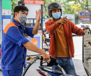 NÓNG: Đại sứ quán phản hồi về việc Malaysia bán xăng 13.000 đồng/lít cho Việt Nam