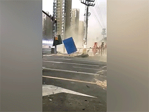 Kinh hoàng với những chiếc 'lưỡi hái' bay khắp đường phố vì gió to ở Trung Quốc