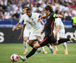 Mbappe bất lực, Modric đánh sập Stade de France