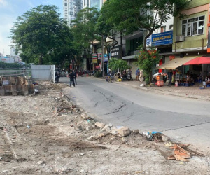 Đường ven sông Tô Lịch bất ngờ sụt sâu hơn 1m