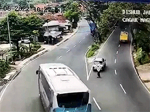 Viên cảnh sát bàng hoàng khi chiếc xe con biến mất sau va chạm với xe tải