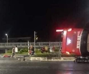 Tai nạn thảm khốc lúc rạng sáng: Lật xe khách khiến 9 người thương vong