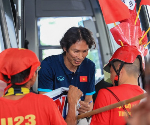 Thầy trò HLV Gong Oh Kyun về nước trong vòng vây người hâm mộ