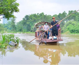 Ngỡ ngàng với cảnh người dân ở Hà Nội phải đi đò