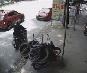 2 thanh niên may mắn thoát nạn sau khi bị xe tải tông văng, âm thanh vang lên ngay trước đó gây ám ảnh