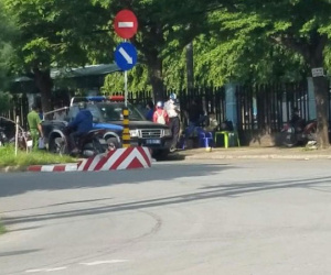 Người đàn ông tử vong trên vỉa hè, bên cạnh có vết máu