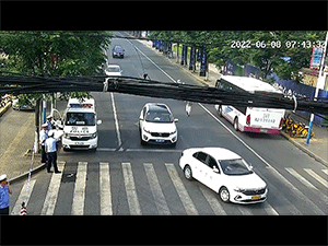 Cảnh sát hốt hoảng khống chế xe buýt không người lái trôi tự do
